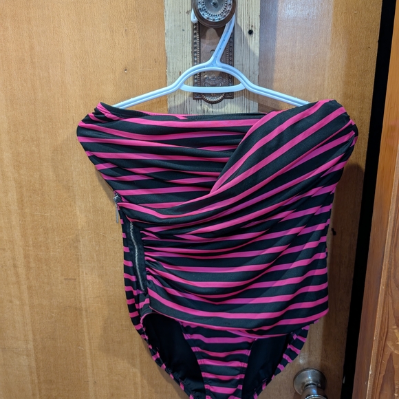 Michael Kors Pink and Black Striped Garment - Picture 3 of 9